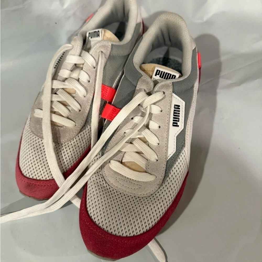 Women’s Puma FUTURE RIDER PLAY ON Size 8